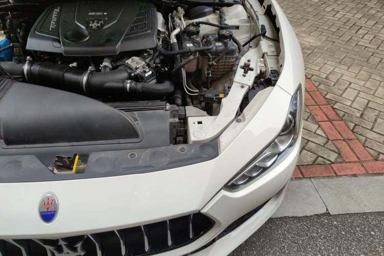 Used Maserati Ghibli 2021 2.0T Sharp Edition Engine Bay Left