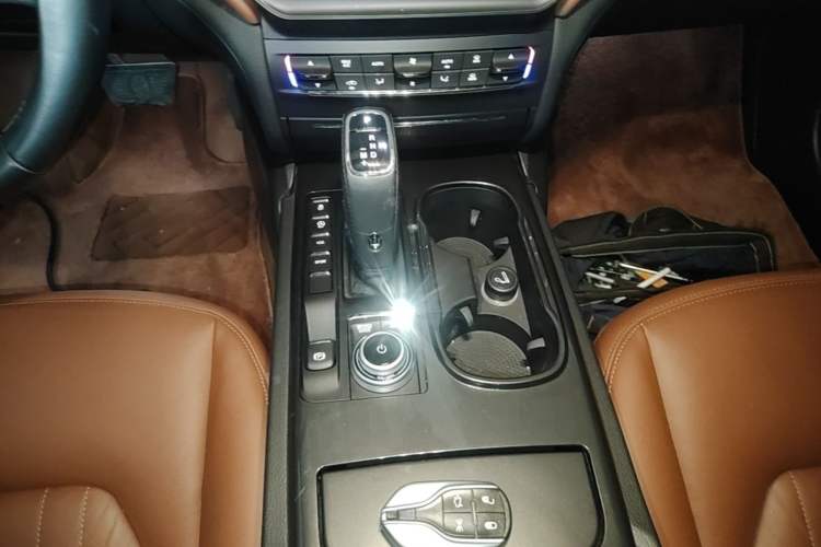 Used Maserati Ghibli 2021 2.0T Sharp Edition Gear Lever