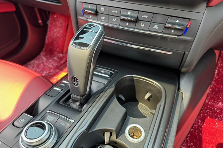 Used Maserati Ghibli 2021 2.0T Sharp Edition Interior 3