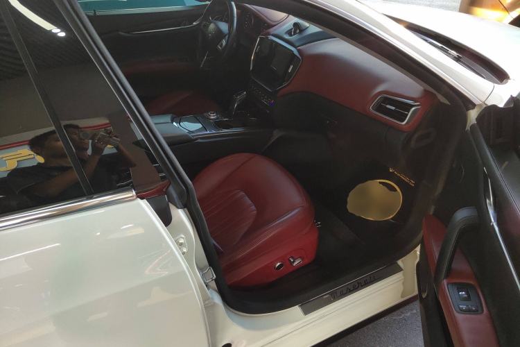 Used Maserati Ghibli 2021 2.0T Sharp Edition Right Front Seat