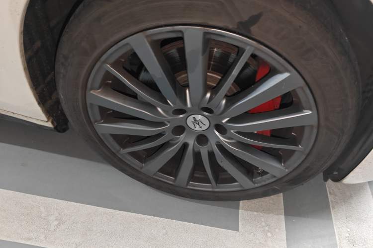 Used Maserati Ghibli 2021 2.0T Sharp Edition Right Front Wheel Hub