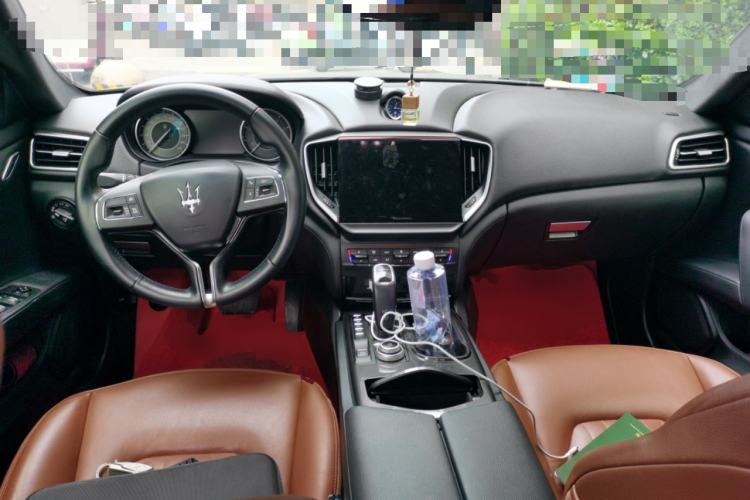 Used Maserati Ghibli 2022 2.0T GT Sharp Edition Center Console