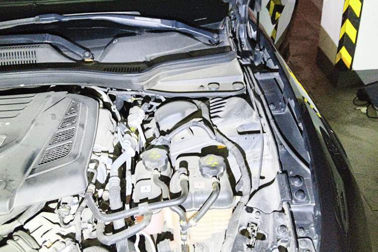 Used Maserati Ghibli 2022 2.0T GT Sharp Edition Engine Bay Left