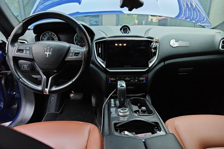 Used Maserati Ghibli 2022 2.0T GT Sharp Edition Center Console