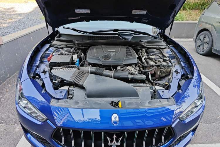 Used Maserati Ghibli 2022 2.0T GT Sharp Edition Engine Bay
