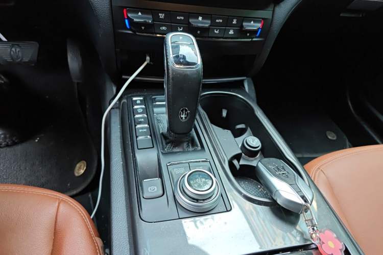 Used Maserati Ghibli 2022 2.0T GT Sharp Edition Gear Lever