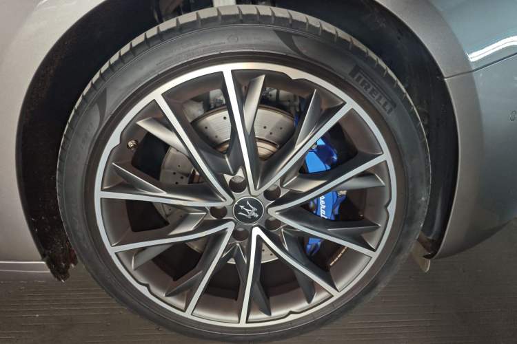 Used Maserati Ghibli 2022 2.0T GT Sharp Edition Right Front Wheel Hub