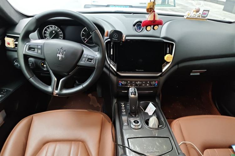 Used Maserati Ghibli 2022 2.0T GT Sharp Edition Center Console