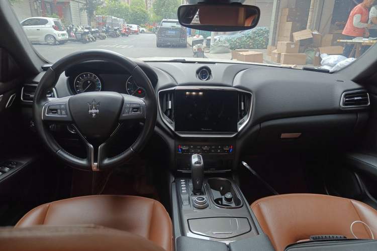 Used Maserati Ghibli 2022 2.0T GT Sharp Edition Center Console