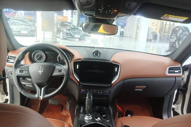 Used Maserati Ghibli 2022 2.0T GT Sharp Edition Center Console