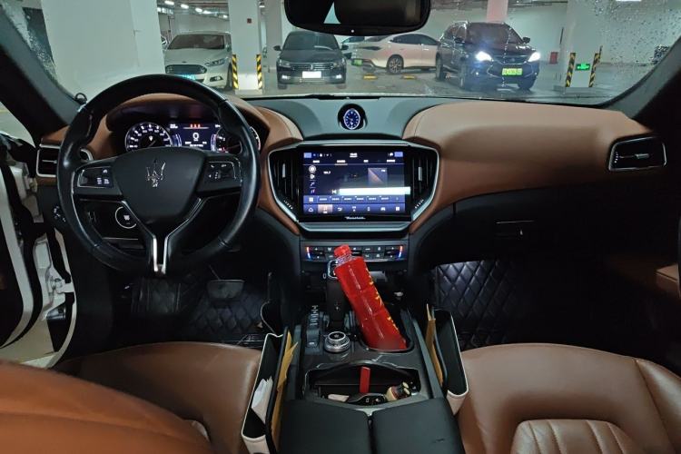 Used Maserati Ghibli 2022 2.0T GT Sharp Edition Center Console