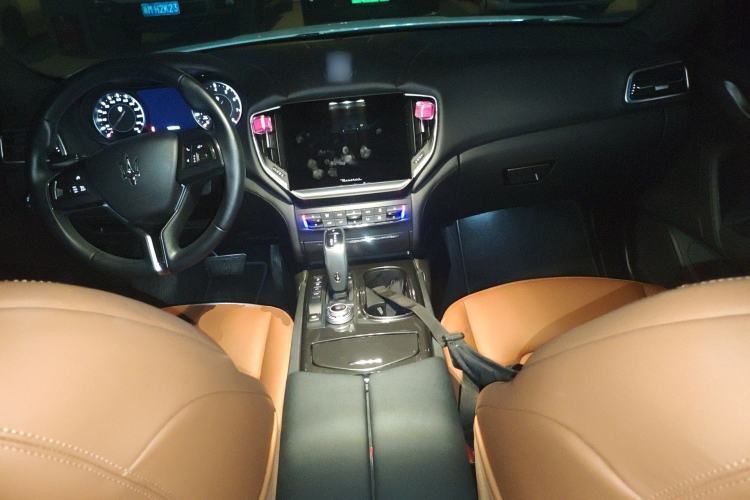 Used Maserati Ghibli 2022 2.0T GT Sharp Edition Center Console