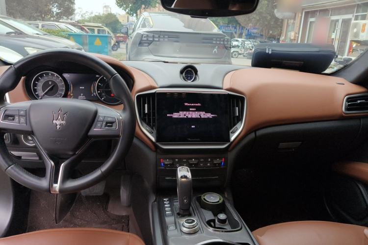 Used Maserati Ghibli 2022 2.0T GT Sharp Edition Center Console