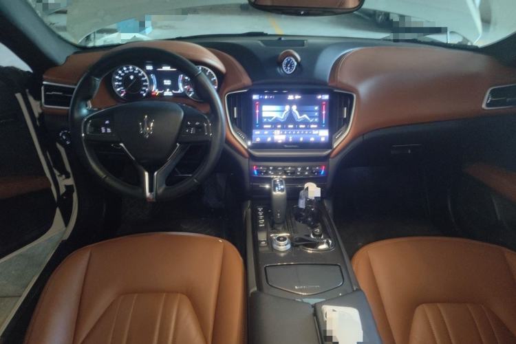 Used Maserati Ghibli 2022 2.0T GT Sharp Edition Center Console