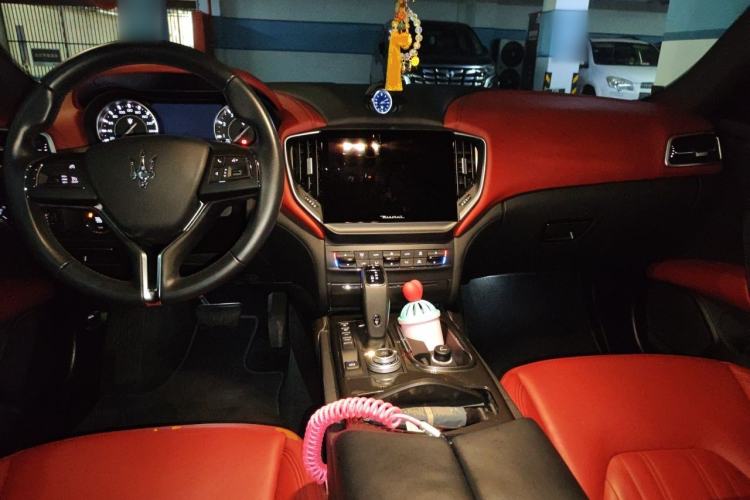 Used Maserati Ghibli 2022 2.0T GT Sharp Edition Center Console