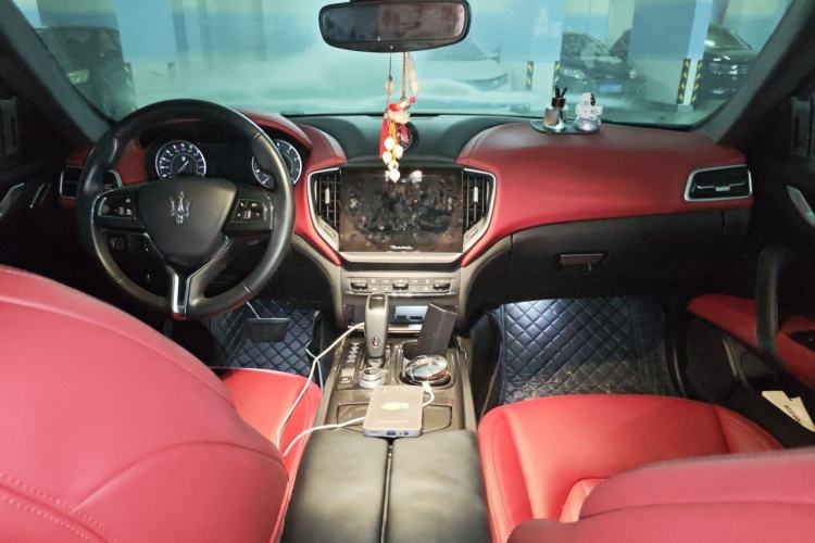 Used Maserati Ghibli 2022 2.0T GT Sharp Edition Center Console