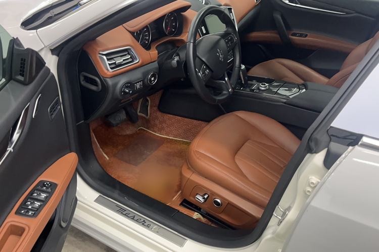 Used Maserati Ghibli 2022 2.0T GT Sharp Edition Interior 2