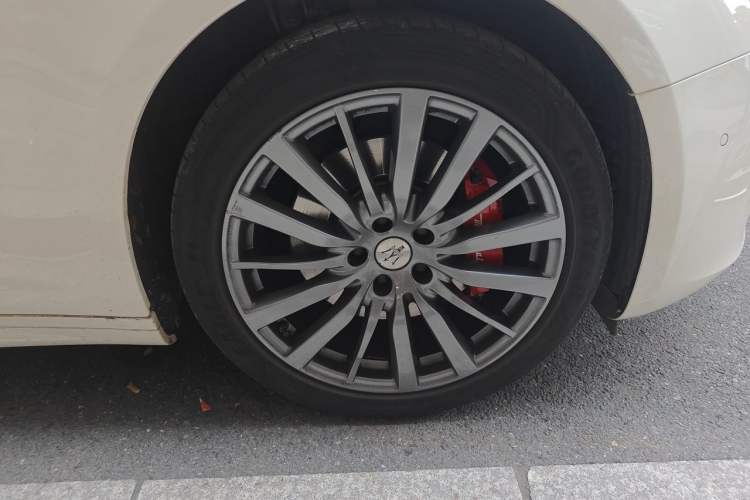 Used Maserati Ghibli 2022 2.0T GT Sharp Edition Right Front Wheel Hub