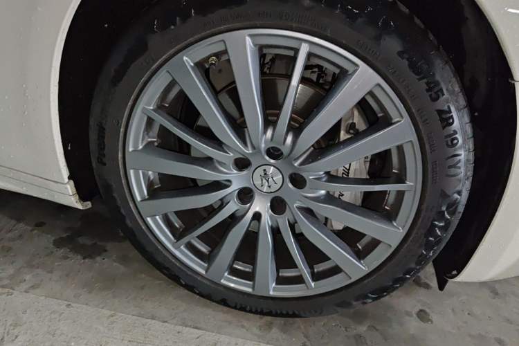 Used Maserati Ghibli 2022 2.0T GT Sharp Edition Right Front Wheel Hub