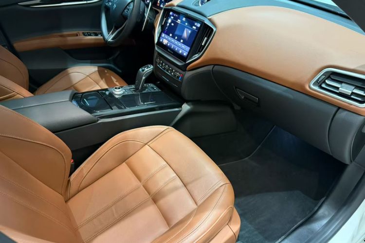 Used Maserati Ghibli 2023 3.0T Modena Interior 8