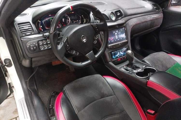 Used Maserati GranTurismo 2007 4.2L Standard Edition Center Console
