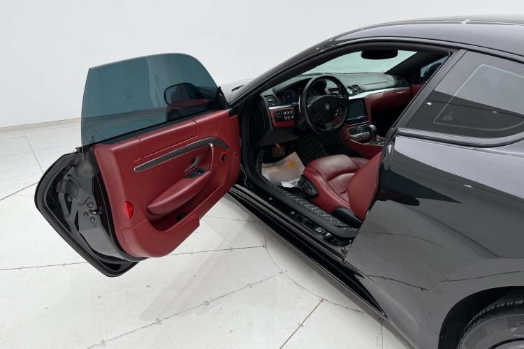 Used Maserati GranTurismo 2007 4.2L Standard Edition Interior 10