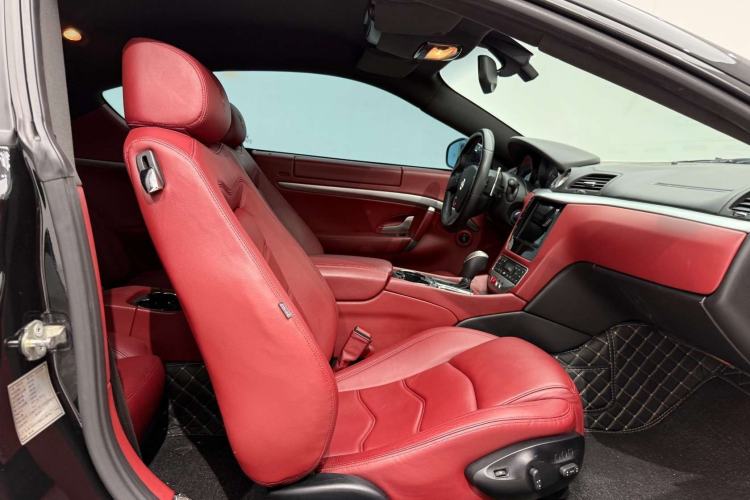 Used Maserati GranTurismo 2007 4.2L Standard Edition Interior 9