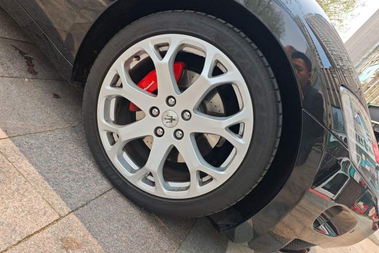 Used Maserati GranTurismo 2007 4.2L Standard Edition Right Front Wheel Hub