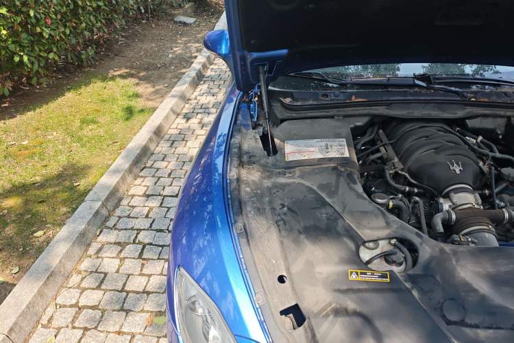 Used Maserati GranTurismo 2007 4.2L Standard Edition Engine Bay Right