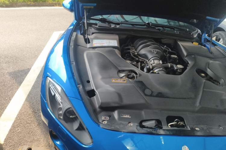 Used Maserati GranTurismo 2007 4.2L Standard Edition Engine Bay Right