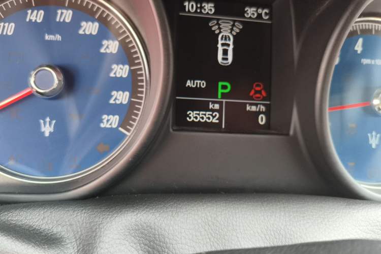 Used Maserati GranTurismo 2007 4.2L Standard Edition Odometer Close Up