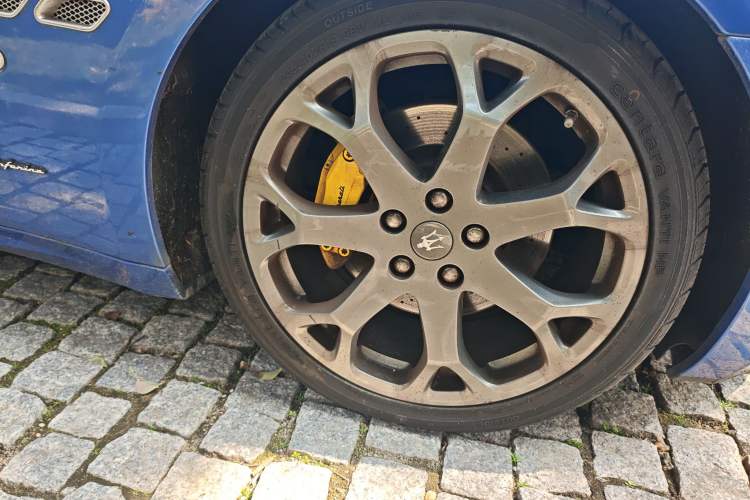 Used Maserati GranTurismo 2007 4.2L Standard Edition Right Front Wheel Hub
