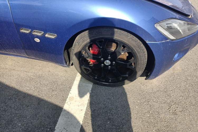 Used Maserati GranTurismo 2007 4.2L Standard Edition Right Front Wheel Hub