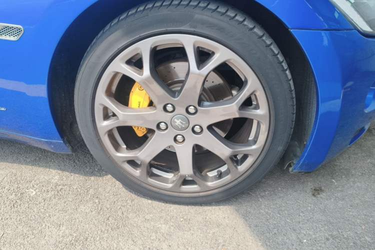 Used Maserati GranTurismo 2007 4.2L Standard Edition Right Front Wheel Hub