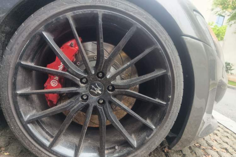 Used Maserati GranTurismo 2007 4.2L Standard Edition Right Front Wheel Hub