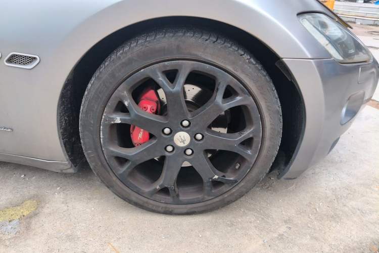 Used Maserati GranTurismo 2007 4.2L Standard Edition Right Front Wheel Hub