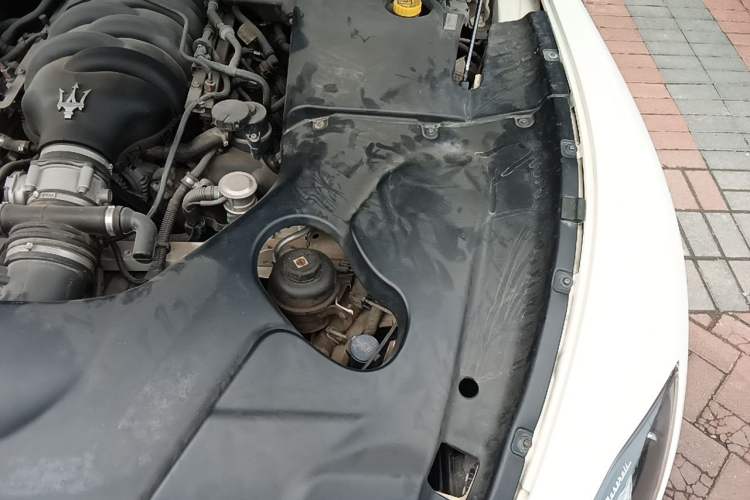 Used Maserati GranTurismo 2007 4.2L Standard Edition Engine Bay Left