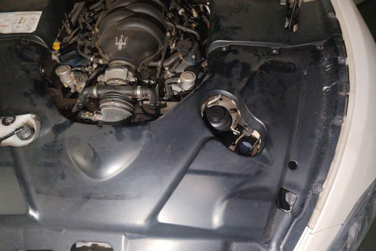 Used Maserati GranTurismo 2007 4.2L Standard Edition Engine Bay Left