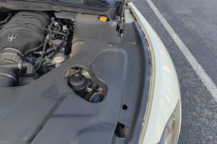 Used Maserati GranTurismo 2007 4.2L Standard Edition Engine Bay Left
