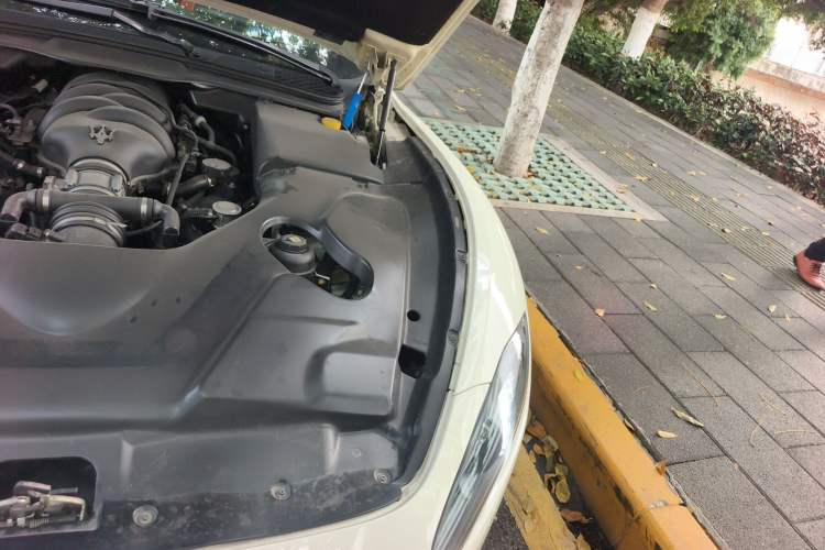 Used Maserati GranTurismo 2007 4.2L Standard Edition Engine Bay Left