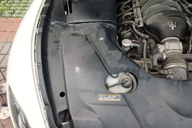 Used Maserati GranTurismo 2007 4.2L Standard Edition Engine Bay Right