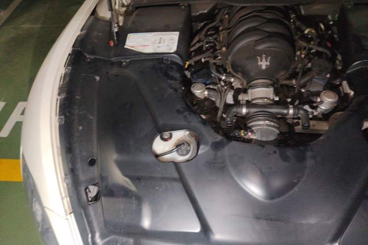 Used Maserati GranTurismo 2007 4.2L Standard Edition Engine Bay Right