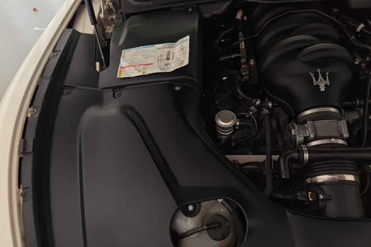 Used Maserati GranTurismo 2007 4.2L Standard Edition Engine Bay Right