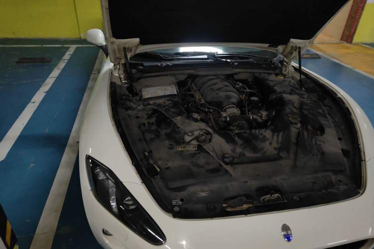 Used Maserati GranTurismo 2007 4.2L Standard Edition Engine Bay Right