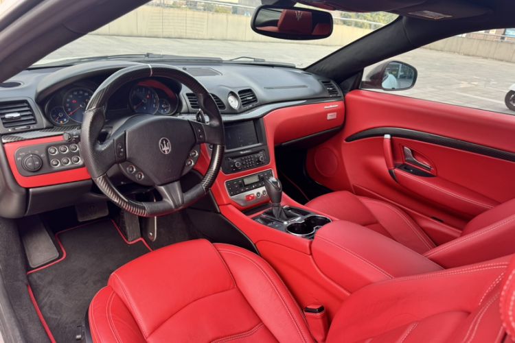 Used Maserati GranTurismo 2007 4.2L Standard Edition Interior 12