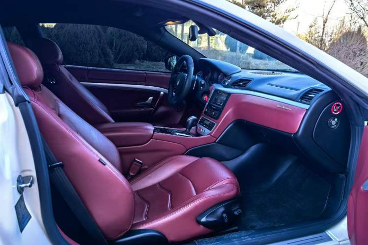 Used Maserati GranTurismo 2007 4.2L Standard Edition Interior 2