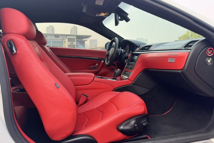 Used Maserati GranTurismo 2007 4.2L Standard Edition Interior 2