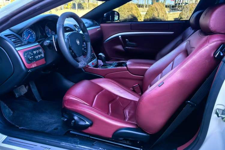 Used Maserati GranTurismo 2007 4.2L Standard Edition Interior 3