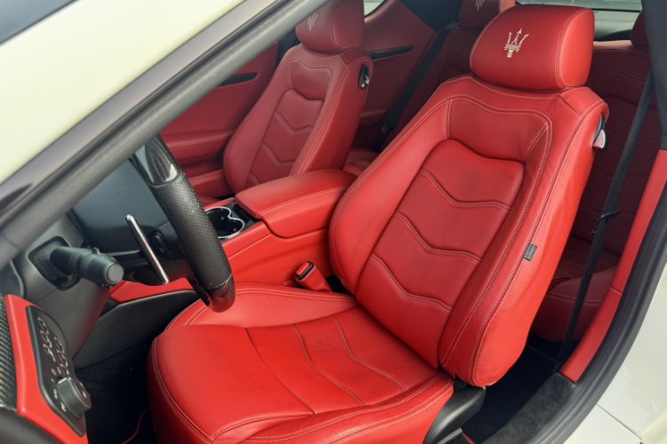 Used Maserati GranTurismo 2007 4.2L Standard Edition Interior 8
