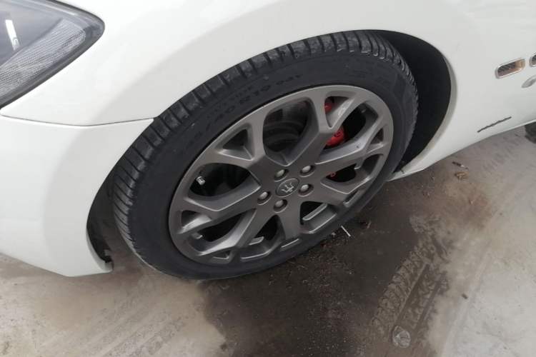 Used Maserati GranTurismo 2007 4.2L Standard Edition Left Front Wheel Hub